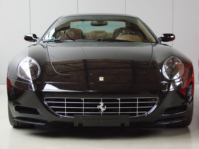 Ferrari schwarz Neuwagen